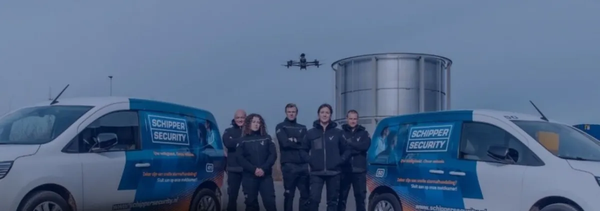 Het team van Schipper Security bij de bedrijfswagens